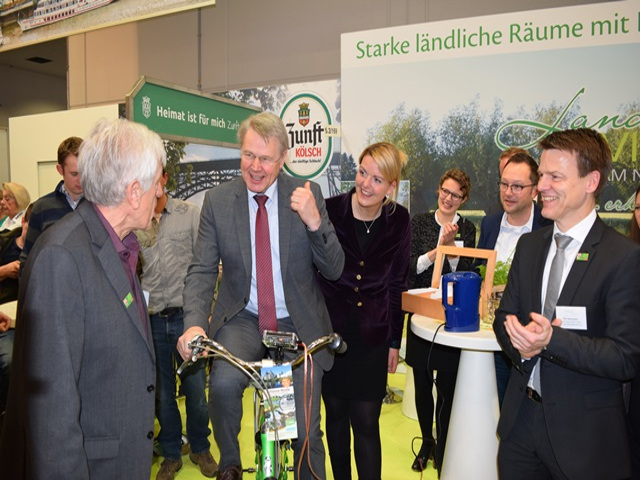 Staatssekretär Herr Dr. Bottermann radelt auf dem Klimafahrrad